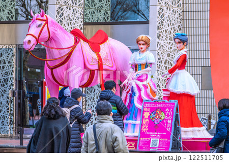 日本の横浜都市景観2月春節祭。馬車道の関内ホール前などを望む＝令和7年2月1日 122511705