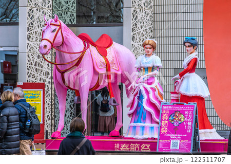 日本の横浜都市景観2月春節祭。馬車道の関内ホール前などを望む＝令和7年2月1日 122511707