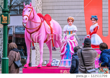 日本の横浜都市景観2月春節祭。馬車道の関内ホール前などを望む＝令和7年2月1日 122511709