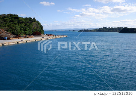 沖縄県　今帰仁村　運天港より古宇利大橋を望む 122512010