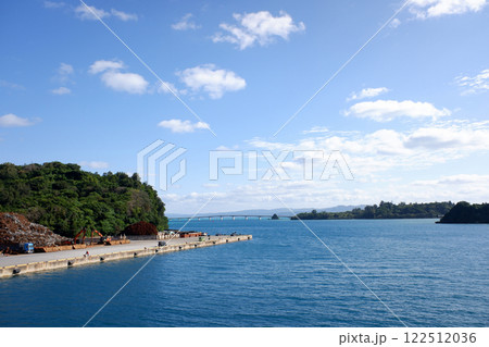 沖縄県 今帰仁村 運天港より古宇利大橋を望む 沖縄県 今帰仁村 運天港より古宇利大橋を望む 122512036