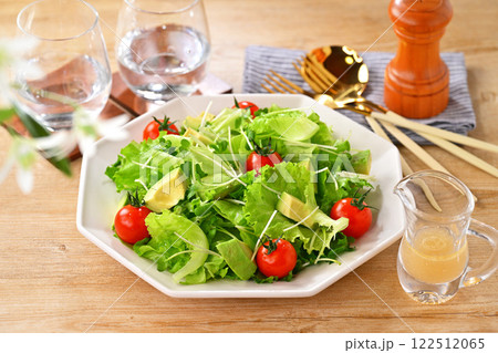 グリーンサラダ、フリルレタス、アボカド、カイワレ、ミニトマト。白いお花は造花です。 122512065