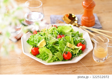 グリーンサラダ、フリルレタス、アボカド、カイワレ、ミニトマト。白いお花は造花です。 122512072