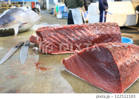 切り分けられる生マグロ 本マグロのブロック 切り分けられる生マグロ 本マグロのブロック 122512183