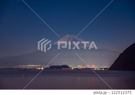 【静岡県】伊豆内浦湾越しに眺める富士山　夜明け前 122512375