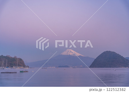 【静岡県】伊豆内浦湾越しに眺める富士山　夜明け 122512382