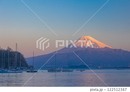 【静岡県】伊豆内浦湾越しに眺める富士山 夜明け 【静岡県】伊豆内浦湾越しに眺める富士山 夜明け 122512387