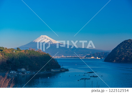 【静岡県】伊豆内浦湾越しに眺める富士山 【静岡県】伊豆内浦湾越しに眺める富士山 122512554