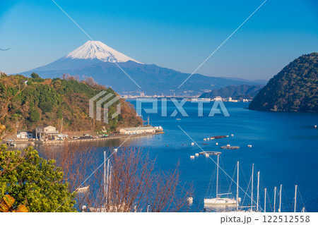 【静岡県】伊豆内浦湾越しに眺める富士山 122512558