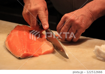 サーモンの半身の下拵え 122512666