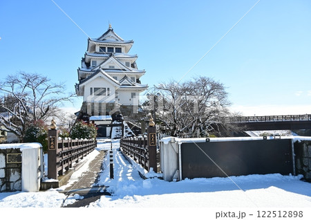 千成橋と墨俣一夜城（岐阜県大垣市）晴天の雪景色 122512898