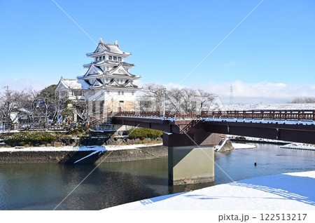 犀川と墨俣一夜城(岐阜県大垣市)晴天の雪景色 犀川と墨俣一夜城(岐阜県大垣市)晴天の雪景色 122513217