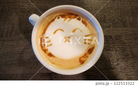 Cute Cat Latte Art in Coffee Mug on Wooden Table Surface 122513322
