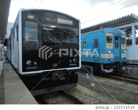 筑前前原駅で並ぶ305系と103系 122513539