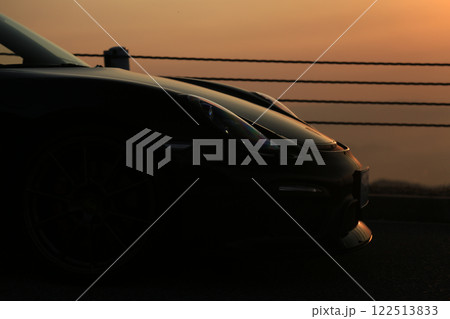 ツヤツヤの黒いオープンカー 122513833