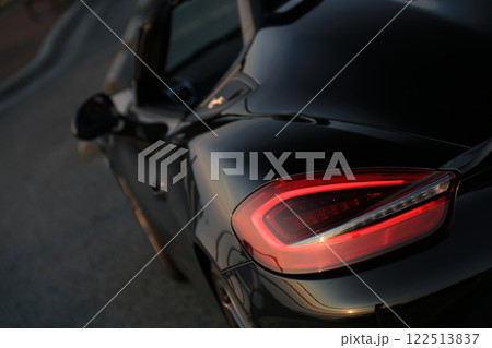 ツヤツヤの黒いオープンカー 122513837