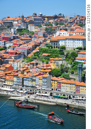 ポルトガル第二の都市ポルトのとても美しい歴史地区の風景 122514316