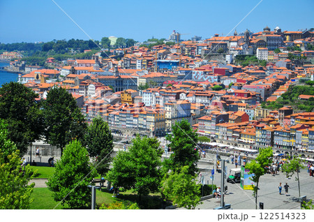 ポルトガル第二の都市ポルトのとても美しい歴史地区の風景 122514323