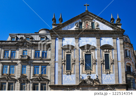 ポルトガル第二の都市ポルトのとても美しい歴史地区の風景 122514354