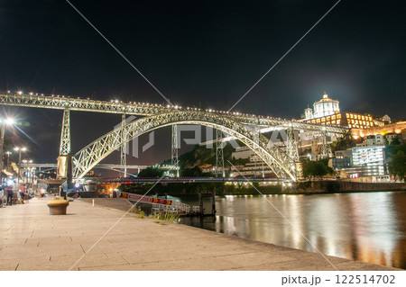 ポルトガル第二の都市ポルトのとても美しい夜景 122514702