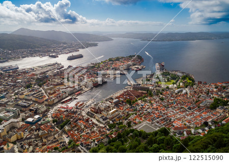 Bergen is a city and municipality in Hordaland on the west coast of Norway. 122515090