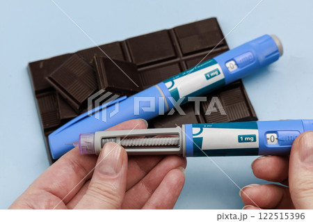 Insulin injection pen and dark chocolate for diabetics and weight loss. 122515396