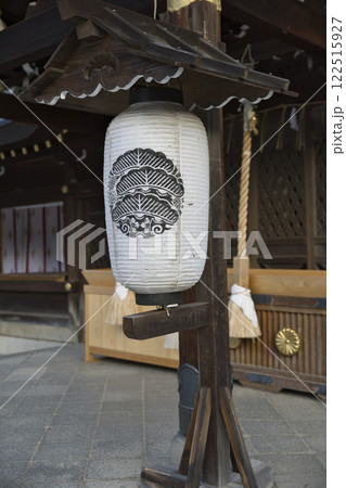 今宮神社　境内の提灯と神紋 122515927