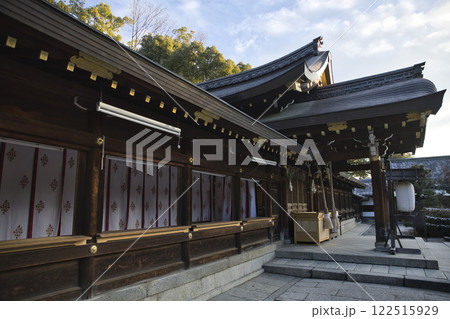 今宮神社　朝日に照らされ荘厳な雰囲気の本社8 122515929