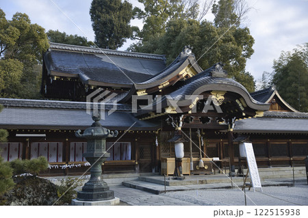 今宮神社 朝日に照らされ荘厳な雰囲気の本社2 今宮神社 朝日に照らされ荘厳な雰囲気の本社2 122515938
