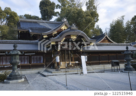 今宮神社　朝日に照らされ荘厳な雰囲気の本社3 122515940