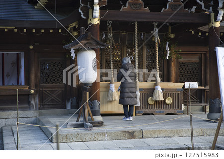 今宮神社　静かさのなか参拝する人達6 122515983