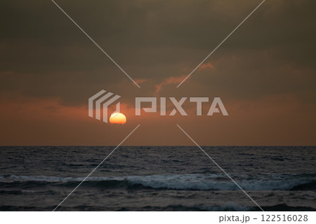 Golden Sunset Over the Red Sea A Breathtaking Coastal View 122516028