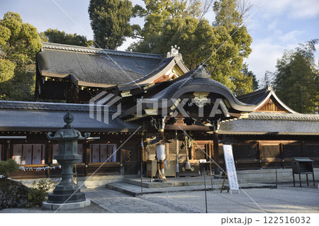 今宮神社　朝日に照らされ荘厳な雰囲気の本社5 122516032