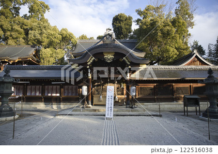 今宮神社　朝日に照らされ荘厳な雰囲気の本社11 122516038