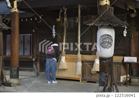 今宮神社　静かさのなか参拝する人達9 122516041