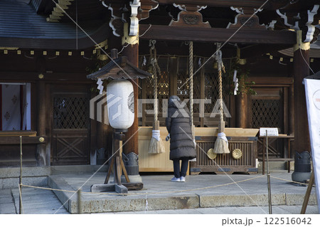 今宮神社 静かさのなか参拝する人達10 今宮神社 静かさのなか参拝する人達10 122516042