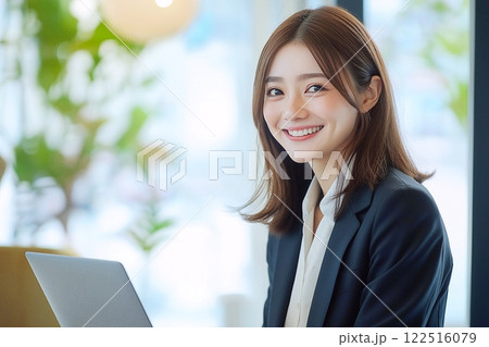 オフィスで仕事する女性・ビジネスウーマン「AI生成画像」 122516079
