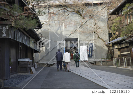 今宮神社 改修中の東門と開店前のあぶり餅有名店1 今宮神社 改修中の東門と開店前のあぶり餅有名店1 122516130