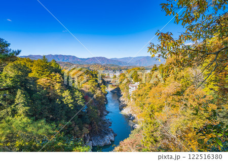 飯田市の名勝天龍峡の紅葉する木々と天竜川の風景(長野県) 飯田市の名勝天龍峡の紅葉する木々と天竜川の風景(長野県) 122516380