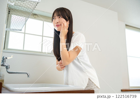 洗面台の鏡で肌を確認する日本人女性 122516739