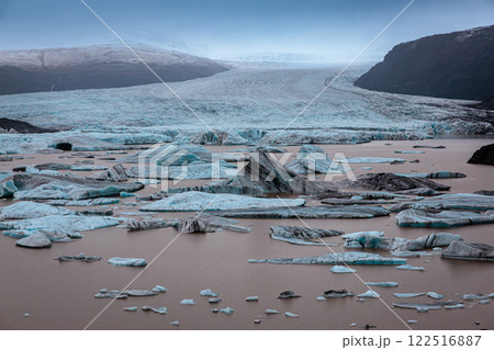 A glacial lake in Svinafellsjokull National Park in the east of Iceland. 122516887