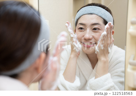 泡で洗顔をする女性 122518563