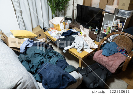散らかった部屋 122518611
