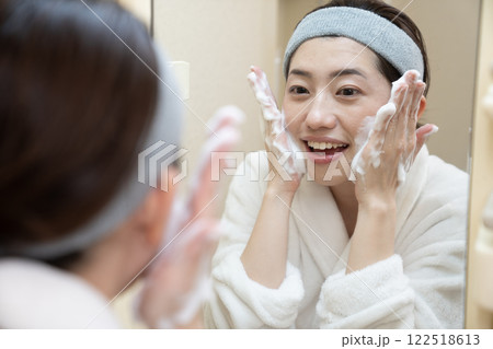 泡で洗顔をする女性 泡で洗顔をする女性 122518613