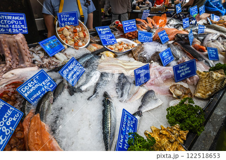 Borough Market in London. Vibrant Display of Fresh Seafood, Produce, and Local Charm 122518653