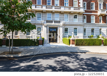 Elegant Kensington, London. Beautiful Facade and Urban Sophistication Elegant Kensington, London. Beautiful Facade and Urban Sophistication 122520031