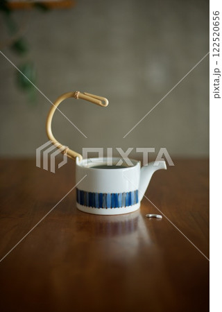 取手の付け根部分が割れてしまった陶器の急須 取手の付け根部分が割れてしまった陶器の急須 122520656