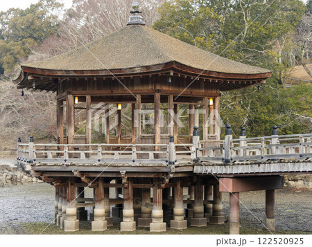 奈良公園鷺池の浮見堂 122520925