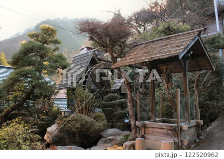 水車と井戸 122520962