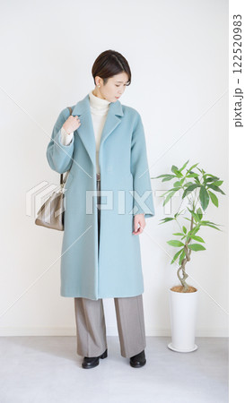 女性冬服のファッションコーディネート全身(縦向き) 女性冬服のファッションコーディネート全身(縦向き) 122520983